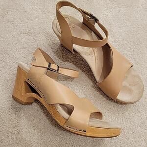 Dansko Sandals Womens 40 Tasha Casual Buckle Slingback Wedge Clogs Tan Leather